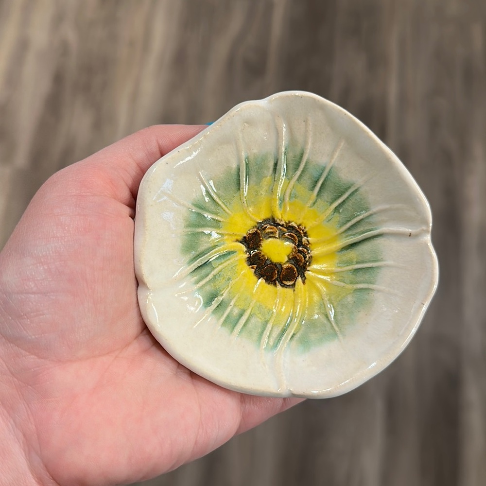 🌺 Ceramic Poppy Trinket Dish – Handcrafted Floral Elegance